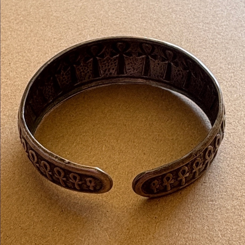 Cuff bracelet with cross pattern - Picture 4 of 5
